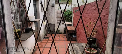 Ph En Venta 2 Dormitorios, 1 Baño Y Patio- Acevedo Diaz -tres Cruces