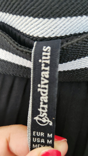 Pollera Importada Plisada Stradivarius. Negra. Talle M (Usado)