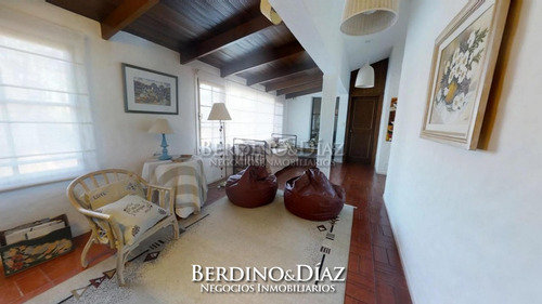 Hermosa Y Muy Amplia Casa En El Clásico Barrio De San Rafael- Ref: 327