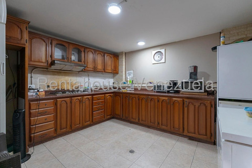 Casa Para Remodelar De Multiples Niveles En Venta Ubicada En Chaguaramos 25-17638
