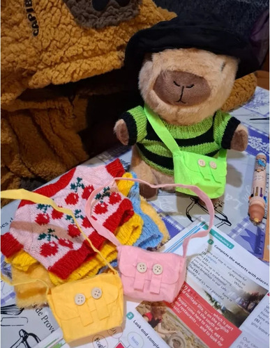 A Para Peluche Capibara Con 9 Piezas Ropa Y Accesorios,10.2