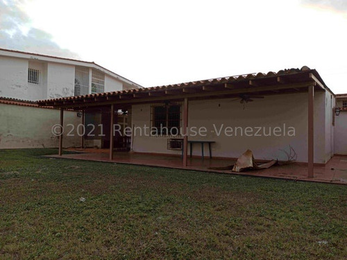 Casa Quinta En Venta En Urb. Andrés Bello, Maracay. 22-11959. Lln