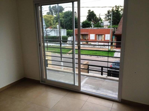 Imagen 10 de 16 de En Venta. Depto 2 Amb En Planta Alta C/ Balcón Y Cochera