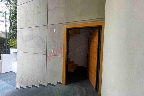 Espectacular Casa En Venta En Bosques De Las Lomas, Varios Niveles Con Jardín Y Remodelada