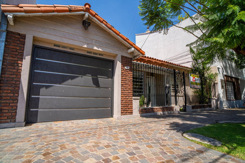 Casa En Excelente Ubicación En Banfield Este