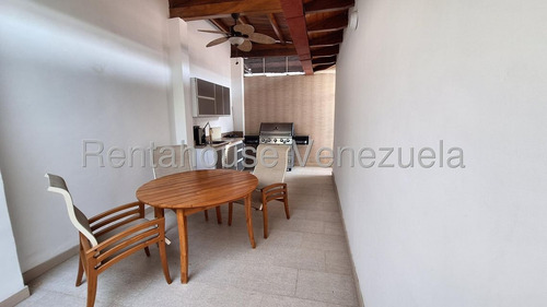 Hermosa Casa, Con Excelente Distribución Y Amplios Espacios Listos Para El Disfrute De La Familia. Fácil Mantenimiento Y Con Excelente Ubicación En Una De Las Mejores Urbanizaciones De Valencia