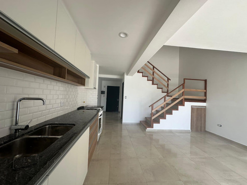 Casa En Venta En La Plata, Tres Dormitorios.
