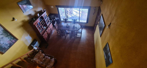 Casa Tipo Chalet De 5 Ambiente Con Gge Cubierto , Jardin,fondo , Quincho, 3 Baños, Desarrollada En 2 Plantas, Sobre Lote De 8.x 24 Mts