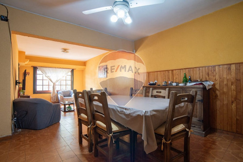 Venta Casa 4 Amb. En Palomar Av. Rosales 2100