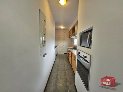 Extraordinario Piso De 3 Ambientes Con Dependencia, Cochera Y Balcón