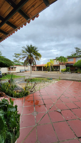 Se Vende Townhouse En Chalets De La Laguna, Tipuro