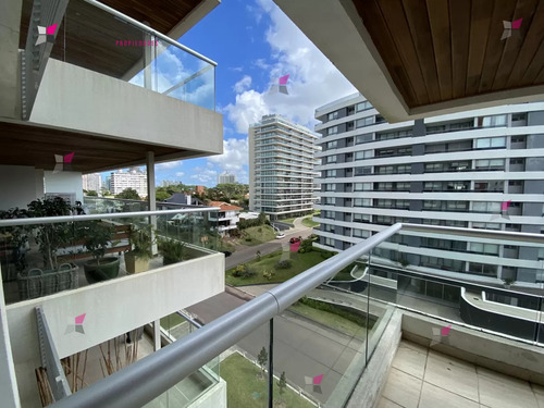 Venta De Apartamento De 2 Dormitorios Y Medio En Edificio Icon Brava