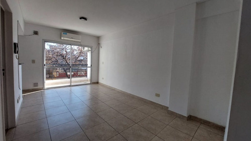 Departamento 2 Ambientes Con Balcon En Floresta