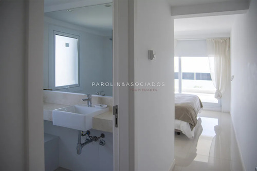 Se Vende Apartamento De 3 Dormitorios En Edificio Horizonte, Playa Mansa, Punta Del Este
