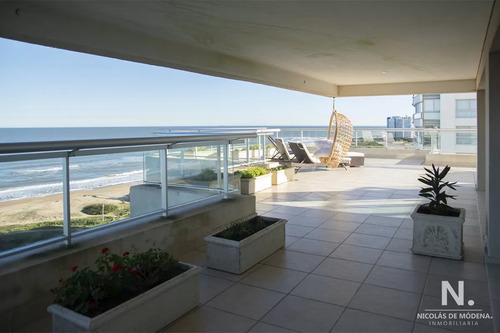 Apartamento De 3 Dormitorios En Torre Lobos Frente Al Mar, Playa Brava