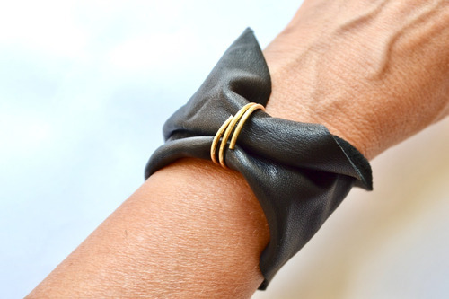 Brazalete Pulsera Moño De Cuero Negro Con Detalle De Bron 