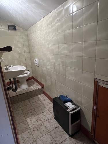 Casa En Planta Alta Con Locales En Pleno Barrio San Carlos
