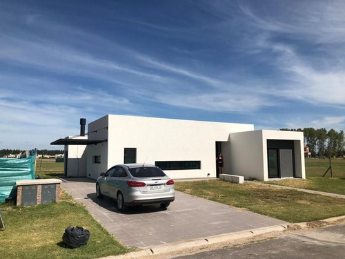 Imagen 2 de 30 de Magnifica Casa En Venta De 4 Ambientes En Barrio Santa Inés - Canning