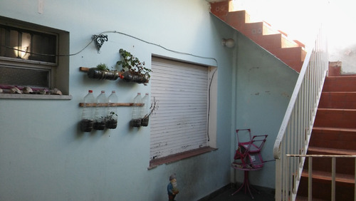 Casa Multifamiliar En 1 Piso 4 Amb Y Depto 2 Amb Con Local En Planta Baja 150 M2