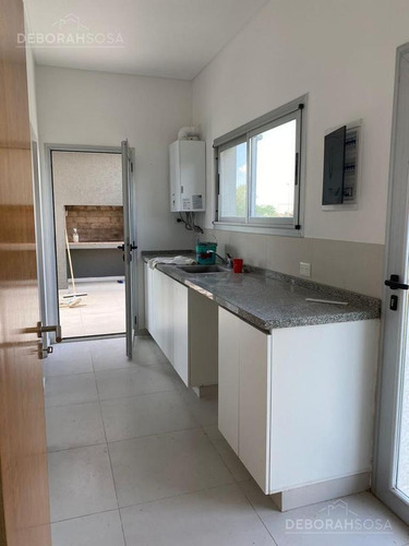Imagen 10 de 28 de Linda Casa Estilo Moderno Con Salida A La Laguna - El Canton