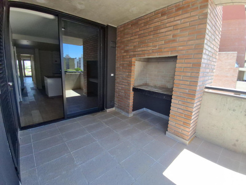 Venta De Departamento 3 Dormitorios Patio, Balcón Y Cochera