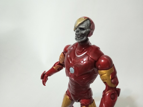 Cuatro Cabezas Custom No Incluye Figura De Iron Man Zombie (Usado)