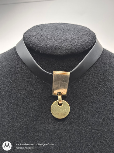 Collar Gargantilla De Caucho Corta Con Placa En Chapa De Oro Negro Con Dorado (Usado)