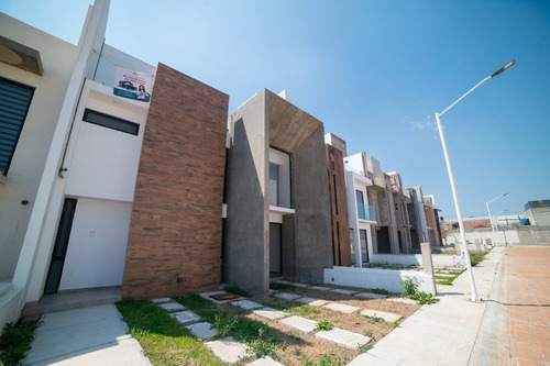 Venta De Casa En Privada Villa Esmeralda