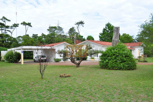 Imagen 1 de 30 de Casa Ubicada En Cantegril Con Lindo Terreno