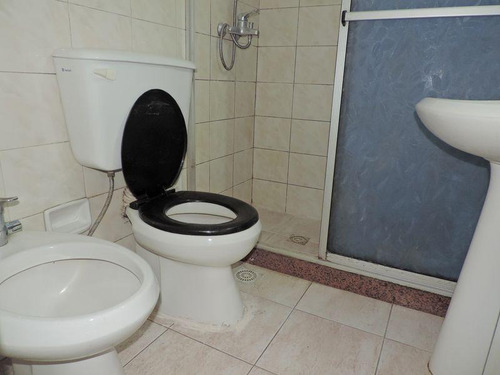 Apartamento Al Frente Sobre Av. Del Libertador !!