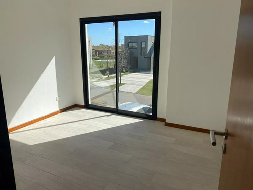 Casa En Venta - 3 Dormitorios 4 Baños - Cochera - 836mts2 - Escobar