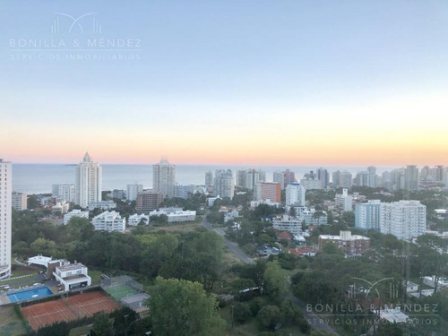 Piso Alto, Vista A La Brava Y A La Mansa , 2 Dormitorios, 2 Baños, Equipado, Gastos Comunes Bajos!