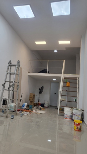 Imagen 3 de 8 de A 1 Cuadra De Plaza Italia, La Rural Y Av. Santa Fe. 2 Plantas 50m2 . A Nuevo!