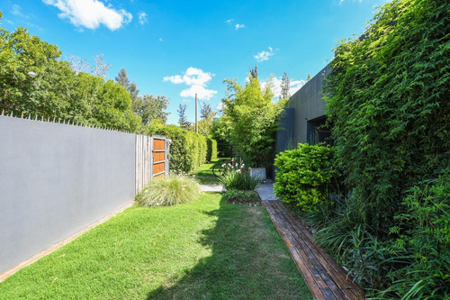 Casa De 4 Dormitorios En Venta- Con Pileta - Aldea