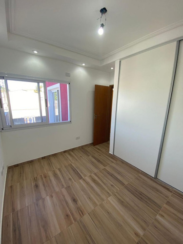 Imagen 4 de 15 de Complejo De Duplex 3 Amb C/ Coch. En Vta Lanus Este (411)