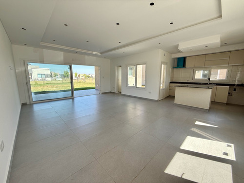 Casa En Una Planta En Venta En Barrio Privado San Felipe, Canning. Oportunidad!!!