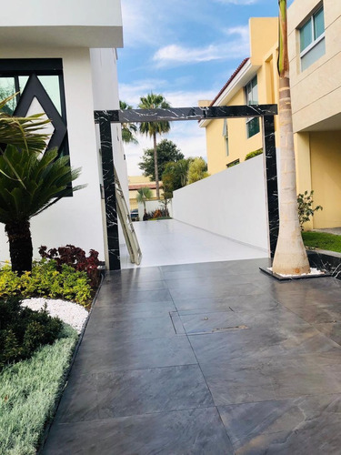Residencia De Super En Puerta De Hierro Dentro De Coto