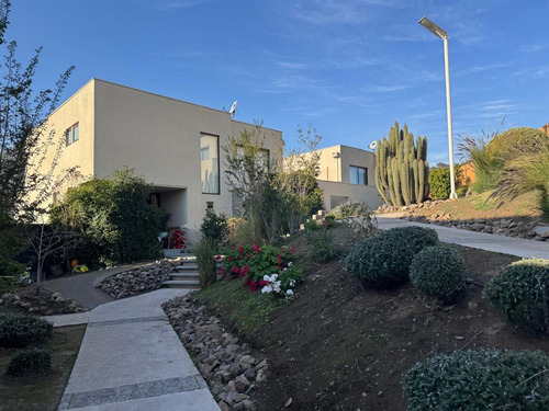 Luminosa Casa En Condominio Los Litres Venta