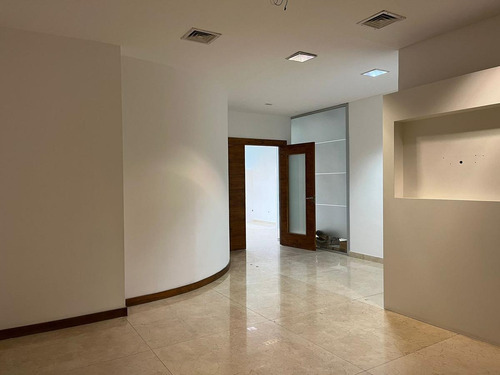 Imagen 10 de 22 de Oficina En Alquiler Y Venta En Office Iv, Con Cocheras, Y Despachos. Muy Amplia Y Luminosa.