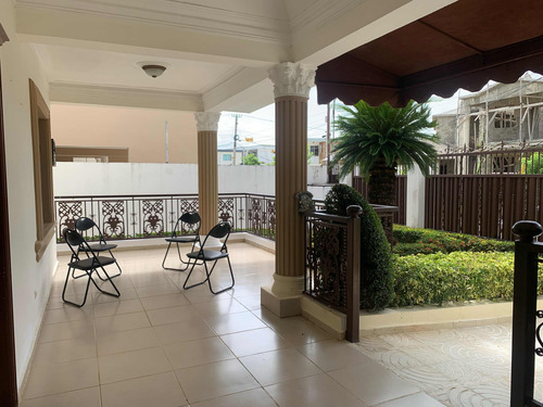Casa Amplia Con 4 Habitaciones En Venta En Villa María