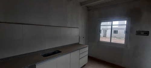 Casa En Venta De 2 Dormitorios C/ Cochera En Luzuriaga