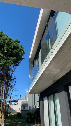 Excelente Casa En Venta, Diseño Moderno A Dos Cuadras Del Mar, Pinamar Norte