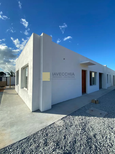 Casa En Maldonado A Estrenar. Construcción Tradicional. Barbacoa Abierta Y Cochera. 