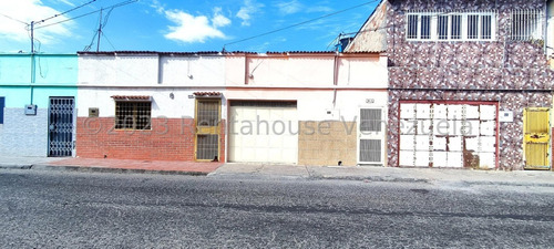   Maribelm & Naudye, Venden Casa Para Uso Comercial O Residencial En El Centro, Barquisimeto  Lara, Venezuela,  2 Dormitorios  1 Baños  124 M² 