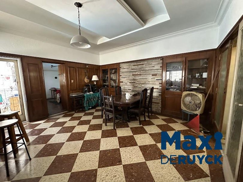 Chalet Con Lote Amplio, Con Salida A 2 Calles