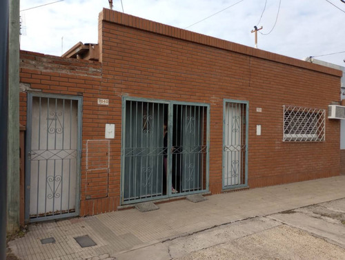 San Martin 7000-2 Casas De 2 Dormitorios En Venta, Con Coche