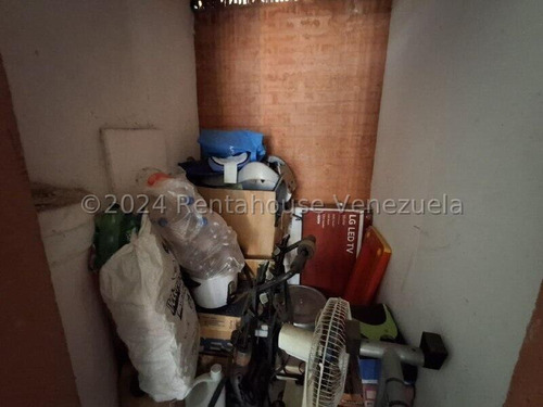 Apartamento Ubicado En Zona Central De La Ciudad De Maracay 24-29044 Irrr