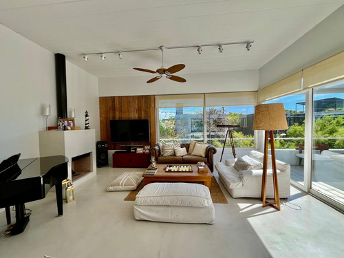 Acassuso Libertador Al Rio, Lindísima Casa En Venta Desarrollada En 3 Plantas