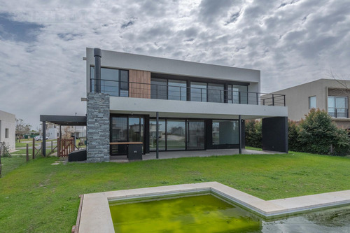 Casa En Venta En Puertos / Escobar