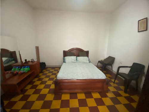 Se Vende - Permuta Casa Amplia De Una Planta Barrio Obrero Palmira